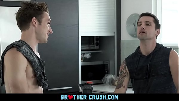 BrotherCrush – Fit Boy Barebacks His Older Stepbrother’s Pulsating Asshole